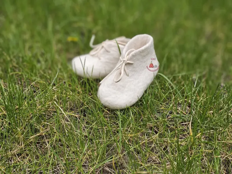 Fehér nemez babacipő bőr fűzővel_eredmény Fehér nemez babacipő bőr fűzővel_eredmény