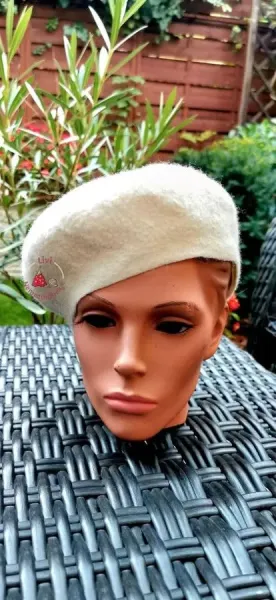 Fehér nemez barret2